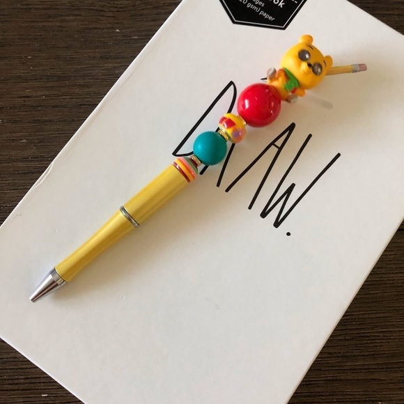 Disney Doorables: Winnie the Pooh: Pooh Bear handmade beaded pen - Picture 3 of 3